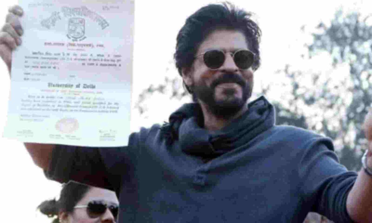 Shahrukh Khan को 28 साल बाद मिली डिग्री, सोशल मीडिया पर धड़ल्ले से वायरल हो रही तस्वीरें