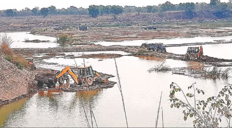 भ्रष्टाचार के आरोप में Maharajganj के खान अधिकारी को किया गया निलंबित, जांच के दौरान पाए गए दोषी